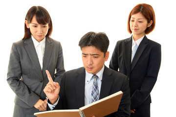 議論する３人の会社員