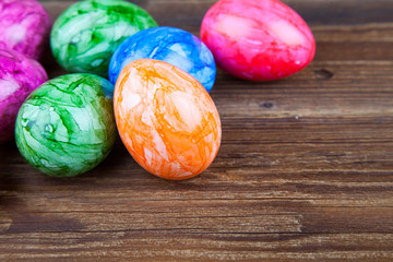 Bunte Ostereier auf Holz III