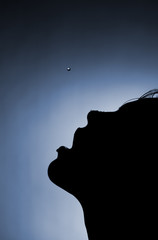 Obraz premium Silhouette of a girl in the mouth where a drop of water falls