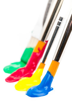 Bunte Pinsel malen auf wei&szlig;em Papier