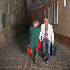 Obraz na płótnie Canvas szczęśliwa para spaceru z torby na zakupy