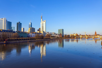 Fototapeta na wymiar cityview Frankfurtu z rzeką main