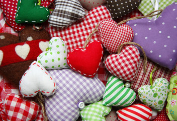 bunte Stoffherzen