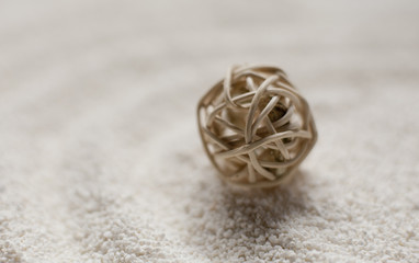 boule en rotin dans le sable