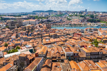 Fototapeta na wymiar Porto skyline: stare centrum, katedra i Douro River
