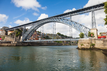 Fototapeta na wymiar Dom Luis I most na rzece Douro w Porto, Portugalia