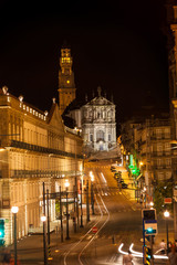 Fototapeta na wymiar Porto ulicy w nocy. Clérigos wieża i kościół, Portugalia