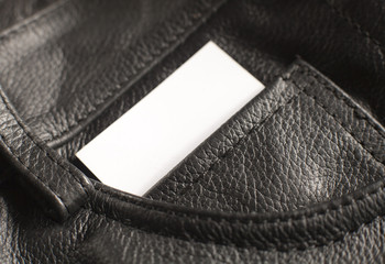 carte blanche dans une poche de pantalon de cuir