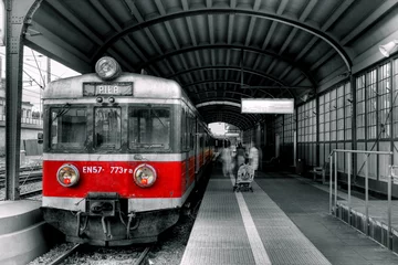 Fotobehang Rood, wit, zwart rode trein
