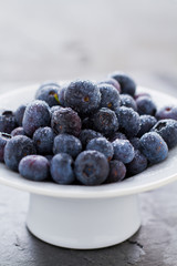 Blaubeeren auf Schieferplatte