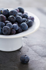 Blaubeeren auf Schieferplatte