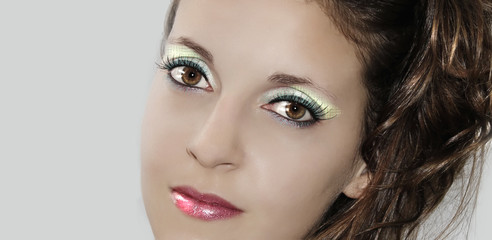 mujer con hermoso maquillaje