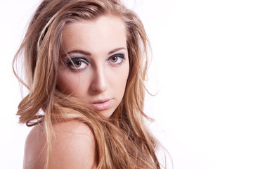 Fototapeta premium junge attraktive blonde frau mit vollem langen haar mit locken i