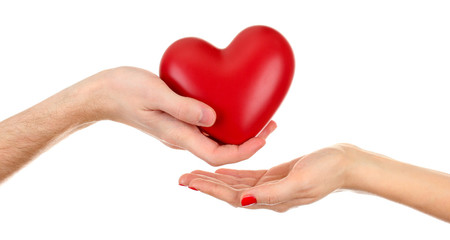 Fototapeta na wymiar Czerwone serce w Kobieta i mężczyzna ręce, samodzielnie na białym tle