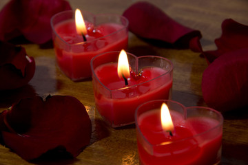 Obraz na płótnie Canvas Czerwone świece z płatków róży