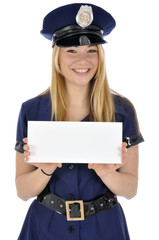 Junge Frau in Polizeikostüm hält leeres Schild
