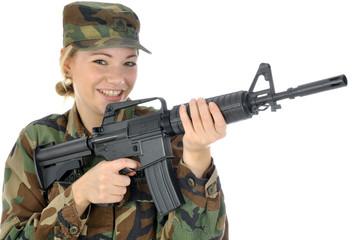 Junge Frau in Armeeuniform mit Gewehr