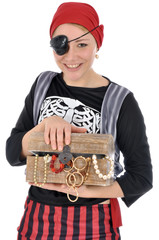 Junge Frau im Piratenkostüm mit Schatztruhe