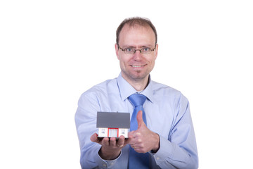 Mann mit Haus zeigt Daumen hoch