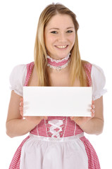 Junge Frau im Dirndl hält leeres Schild