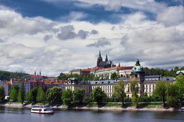 Obraz premium Czech Parliament and Hradcany
