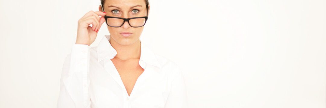 strenge Frau mit Brille