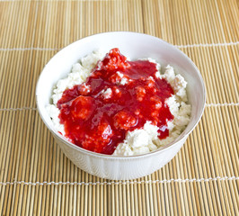 Cottage cheese with strawberry jam