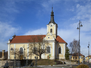 Fototapeta na wymiar Gelbe Kirche in Tschechien