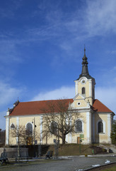 Fototapeta na wymiar Gelbe Kirche in Tschechien