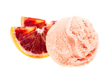 Blutorangeneis von vorne mit Orangenspalten