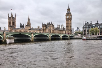 Fototapeta na wymiar Londyn w deszczu - Westmister Pałac