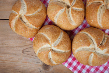 Brötchen auf Holz mit Tuch III