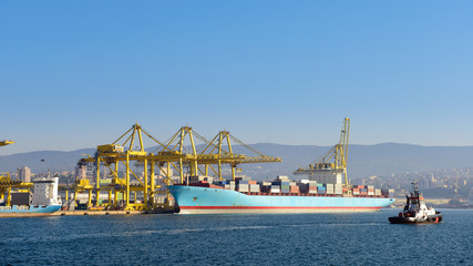 Containerschiff im Hafen