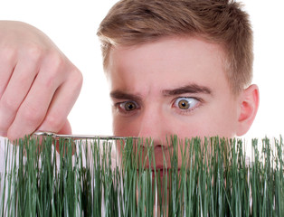 Teenager schneidet Gras mit Schere