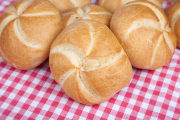 Brötchen auf Tuch I