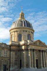 Fototapeta na wymiar Institut de France, złota kopuła przed pochmurne niebo