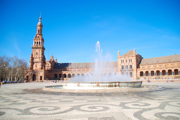 Fototapeta premium TORRE TROFEOS Y FUENTE DE AGUA EN PLAZA DE ESPAÑA DE SEVILLA