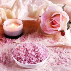 Obraz na płótnie Canvas różowa sól do kąpieli z różą i świeczka