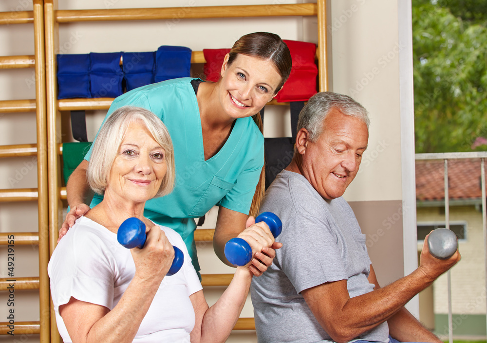 Sticker Senioren heben Hanteln bei Physiotherapie