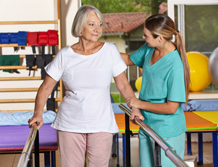 Seniorin beim Bewegungstraining