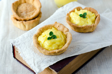 Baskets with lemon cream