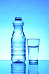 Naklejka premium Water bottle with glass isolated blue backgorund