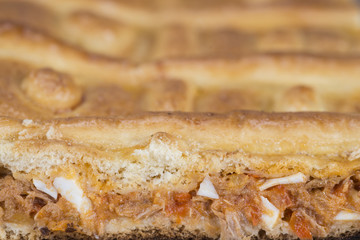Empanada gallega tradicional mostrando su relleno de atún.