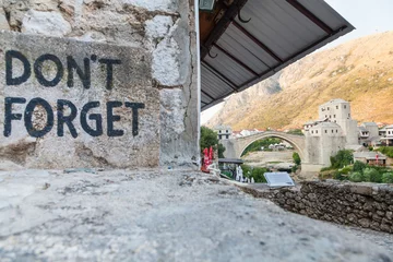 Papier Peint photo autocollant Stari Most Mostar bridge and Don't Forget sign