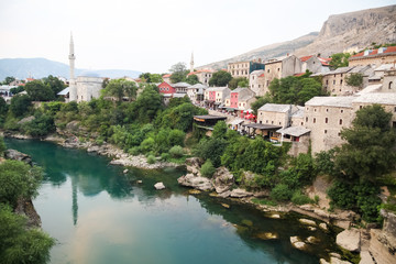 Fototapeta na wymiar Miasto Mostar nad rzeki Neretwy