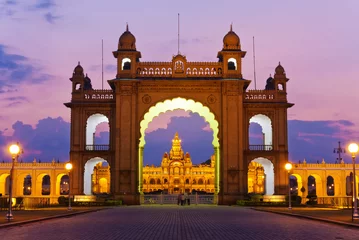 Fotobehang Het beroemde Mysore-paleis in India in de schemering © Noppasinw