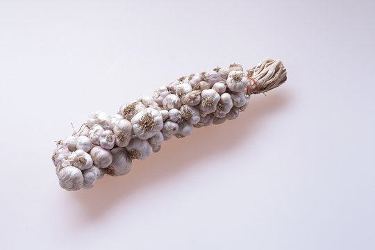 Braid of garlic bulbs .