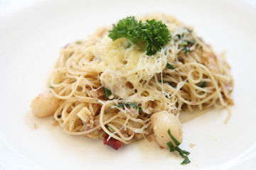 Spaghetti with a spicy scallop