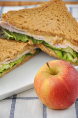 Vollkornsandwich mit Apfel