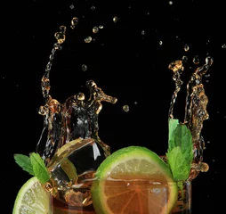Fototapeten Cuba Libre Cocktail auf schwarzem Hintergrund © Lukas Gojda